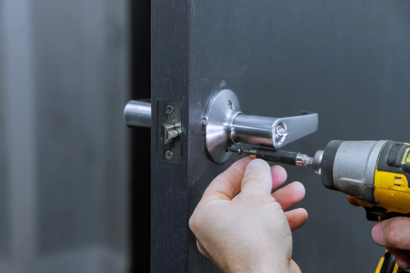 Installation d'une serrure sur une porte d'appartement du quartier de l'Étoile